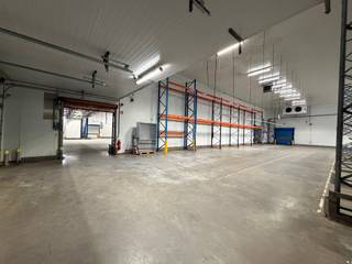  RARE OPPORTUNITY — COURCELLES (HAINAUT, BELGIUM)
Temperature-controlled logistics facility for sale

— Asset deal
📍 Rue du Hainaut 40 | E42 motorway frontage | 13 km from Charleroi
✅ 3,727 m² refrigerated warehouse
✅ 753 m² offices
✅ 17 loading docks
✅ 26,605 m² plot — significant extension potential
✅ 80 parking spaces
✅ Vacant, clean and ready to operate
🎯 Perfect for end users: food production, cold chain logistics, distribution.
🛣️ Direct access to the E42 motorway (France–Liège axis), excellent visibility.
💶 Asking price: € TBC

Interested? Contact us to arrange a private viewing.
Guillaume Wauters — guillaume.wauters@structura.biz — +32 2 462 32 00

