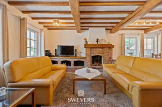 Voor meer info en foto’s, surf naar www.swevers.be – Deze instapklare open bebouwing op de Hasseltsesteenweg in Beringen biedt 193 m² bewoonbare oppervlakte op een royaal perceel van 1.026 m². De woning werd gebouwd in 1983, is goed onderhouden en combineert ruime leefruimtes met een praktische indeling en veel natuurlijk licht.<br />Op het gelijkvloers vindt u een inkomhal, een lichtrijke woonkamer met eetkamer, een centraal gelegen keuken, een apart gastentoilet, een inpandige garage van 24 m² en een extra berging. De kelder van 40 m² biedt bijkomende ruimte voor stockage, technieken of hobbygebruik. De eerste verdieping telt drie ruime slaapkamers van 17,43 m², 22,60 m² en 11,34 m², plus een centraal gelegen badkamer. De zolderruimte van 25,75 m² biedt extra mogelijkheden als vierde slaapkamer, bureau, hobbyruimte of opslagplaats. Buiten geniet u van een zonnig zuidwestelijk georiënteerd perceel met veel privacy en ruimte voor ontspanning, spelende kinderen of gezellige avonden met familie en vrienden. Dankzij de open bebouwing ervaart u rondom de woning een aangenaam gevoel van vrijheid. De ligging is bijzonder praktisch: winkels, scholen, openbaar vervoer, ontspanning en restaurants bevinden zich in de nabije omgeving. Ook de snelweg ligt op slechts 2,8 km, wat zorgt voor een vlotte verbinding richting omliggende steden en gemeenten. Een ruime, comfortabele gezinswoning met vier slaapkamers, veel opbergruimte en mooi toekomstpotentieel. Voor meer informatie, bel 011 255 155. Bron bewoonbare oppervlakte: EPC – verslag.