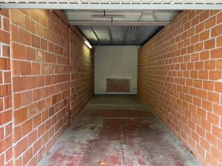 Dubbele garagebox op een volledig afgesloten terrein dat toegankelijk is via een automatisch hek langsheen de Kroonmolenstraat. De garagebox...