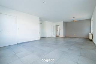 <p><span>Rustig gelegen gezinswoning in het charmante Moere.</span></p><p><span> </span></p><p><span>STARTPRIJS: Elk bod boven deze startprijs, wordt voorgelegd aan de eigenaars, die al dan niet kunnen in gaan op dit aanbod.</span></p><p><span> </span></p><p><span>De woning verwelkomt je met een ruime inkomhal en een ruime woonkamer met veel lichtinval. De praktisch ingerichte keuken biedt alle comfort voor dagelijks gebruik en geeft toegang tot het terras. Verder vind je op het gelijkvloers een verzorgde badkamer, een apart toilet en een handige berging.</span></p><p><span> </span></p><p><span>Op de bovenverdieping bevinden zich drie volwaardige slaapkamers en een aparte dressing, perfect voor wie extra ruimte of opbergruimte wenst.</span></p><p><span>Buiten geniet je van een knusse, onderhoudsvriendelijke tuin  een ideale plek om te ontspannen. De garage biedt extra bergruimte en parkeergelegenheid.</span></p><p><span> </span></p><p><span> Troeven:</span></p><p><span>Rustige ligging</span></p><p><span>3 slaapkamers + dressing</span></p><p><span>Praktische indeling</span></p><p><span>Gezellige tuin</span></p><p><span>Garage </span></p><p><span> </span></p><p><span>Interesse in deze woning? Neem snel contact op voor een bezichtiging en laat je verrassen door de charme van Moere!</span></p><p><span> </span></p><p><span> </span></p><p><span>Contacteer Nele voor een bezoek ter plaatse:</span></p><p><span>0494 03 02 86</span></p><p><span>nele@correctvastgoed.be</span></p><p><span> </span></p><p><span>Wij verzorgen ook de schatting van uw woning. Bel voor meer info!</span></p><p><span>Vanaf heden kunt u gebruik maken van onze online schattingstool om de waarde van uw woning helemaal vrijblijvend na te gaan.</span></p><p><span> https://www.correctvastgoed.be/schatting</span></p><p><span> </span></p>