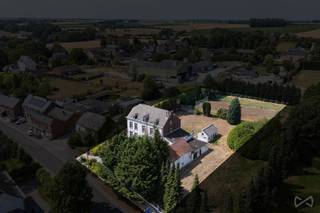 Idéalement implantée en recul de rue, cette maison de caractère de 443 m² habitables impose immédiatement sa prestance sur une magnifique parcelle de plus de 35 ares.<br /><br />Dès l'entrée, le ton est donné : un hall d'entrée absolument magnifique vous accueille, mettant en valeur des matériaux nobles comme le bois, témoins d'un charme d'antan préservé et à sublimer. L'ensemble de la maison bénéficie d'une belle hauteur sous plafond de 3 mètres, renforçant encore cette impression d'espace et de volume. La maison est par ailleurs très lumineuse.<br />Elle compte pas moins de 7 chambres ainsi que des bureaux, offrant un potentiel d'aménagement remarquable. Les multiples annexes latérales disposent d'un accès totalement indépendant, idéal pour l'exercice d'une profession libérale, avec déjà une arrivée d'eau et d'électricité sur place.<br />À l'étage, un grenier aménageable vient compléter les volumes disponibles.<br /><br />Une partie de l'électricité a déjà été revue, mais une rénovation totale reste à prévoir sur l'ensemble du bien — de quoi laisser libre cours à toute votre imagination pour façonner une propriété entièrement à votre image.<br /><br />Un bien rare, à découvrir absolument pour les amoureux de volume, de caractère et de projets ambitieux.<br /><br />PEB G - 302 793kWh/an - 657 kWh/m2.an - 20260731047150.<br /><br />***** Pour recevoir d'autres opportunités en exclusivité, nous vous invitons à nous contacter directement. Nous sommes disponibles pour vous accompagner dans votre recherche d'achat ou d'investissement ainsi que dans votre projet de vente. Pour toute demande d'évaluation GRATUITE et SANS ENGAGEMENT, contactez votre expert au 0483/42.84.59. *****