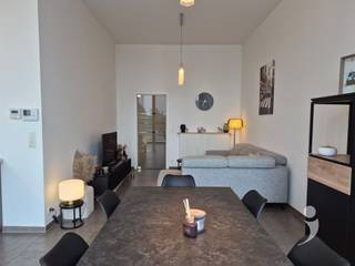 <p><span>Schitterend appartement met loft gevoel.</span></p><p><span>Het appartement bevindt zich op de bovenste verdieping en biedt een prachtig uitzicht over centrum van Herent.</span></p><p><span>De 3,5 meter hoge plafonds geven het appartement een ongekend ruimtegevoel.</span></p><p><span>Het 91 m² grote appartement omvat 2 grote slaapkamers, inkomhal met apart toilet, badkamer met dubbele wastafel en inloopdouche, open leefruimte met zeer veel lichtinval en open keuken (vaatwasser, oven, frigo met vriesvak, kookplaat, ..) en een ruime berging. </span></p><p><span>Het dubbele schuifraam geeft uit op een ruim terras.</span></p><p><span>Inbegrepen in de prijs is een ondergrondse staanplaats.</span></p><p><span> </span></p><p><span>Zeer centrale ligging aan bushalte (7 min. tot Leuven), trein, vlakbij oprit autostrade en toch in het centrum van Herent</span></p><p><span>Beschikbaar vanaf 1 Augustus 2026. Echter kan de huidige huurder ook eerder vertrekken indien mogelijk.</span></p><p><span>De maandelijkse lasten voor het onderhoud van de gemeenschappelijke delen bedragen 95 euro. ( Inclusief afval, poets en onderhoud van alle gemeenschappelijke gangen, garage en lift )</span></p><p><span> </span></p><p><span>Interesse? Vraag uw bezoek aan via onze website.</span></p><p><span> </span></p>