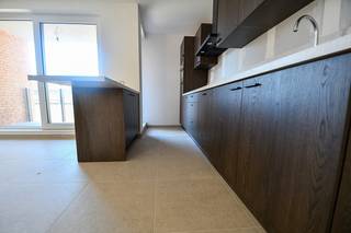 Dit lichtrijk appartement heeft een oppervlakte van 77 m² en beschikt over 2 slaapkamers.<br /><br />Het appartement is voorzien van een mooie afwerking, heeft een mooie energiezuinigheid en is instapklaar.<br /><br />Indeling:<br />inkom, toilet, badkamer, 2 slaapkamers, open woonkamer met keuken, technische ruimte en balkon.<br /><br />Verder is er een gemeenschappelijke vuilnis- en fietsenberging aanwezig in het gebouw.<br /><br />Huurprijs: 840 Euro + 55 Euro provisie per maand.<br /><br />Het appartement is onmiddellijk beschikbaar.<br /><br />Voor een bezoek kan u contact opnemen via quinten@qubic-vastgoed.be 
