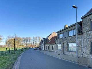 Dit charmante pand is gelegen in het schilderachtige Lapscheure te Damme. Het biedt een prachtig uitzicht over de omliggende velden en natuur,...