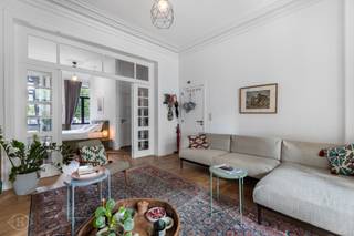 Op een uitzonderlijke locatie aan het Ladeuzeplein bevindt zich dit bijzonder charmante 1-slaapkamerappartement met een bewoonbare oppervlakte van ca. 77 m². Het appartement combineert authentieke elementen met hedendaags wooncomfort en geniet dankzij de hoge plafonds, sierlijsten, karaktervolle schouw, houten vloeren en grote raampartijen van een unieke uitstraling en bijzonder aangename lichtinval. De ruime leefruimte sluit mooi aan op de eetplaats en de ingerichte keuken. Verder beschikt het appartement over een volwaardige slaapkamer en een moderne badkamer met douche. Een absolute troef is de uitzonderlijke buitenruimte: achteraan bevindt zich een ruim terras dat aansluit op een grote, groene stadstuin, een echte zeldzaamheid op zo’n centrale locatie in Leuven. Het appartement wordt onbemeubeld verhuurd, inclusief koelkast, en is beschikbaar vanaf 1 november 2026. Er wordt bij voorkeur gezocht naar een profiel dat zich hier voor langere termijn wil vestigen, waardoor het appartement bijzonder geschikt is voor young professionals die centraal en comfortabel willen wonen. Dankzij de ligging aan het Ladeuzeplein bevinden het station, winkels, horeca, faculteiten en alle voorzieningen van het stadscentrum zich op wandelafstand. De huurprijs bedraagt €1.295 per maand, aangevuld met een provisie van €150 per maand voor de gemeenschappelijke kosten, gas, water en elektriciteit. Internet dient afzonderlijk door de huurder te worden voorzien. Interesse of graag een bezoek? Contacteer ons via info@homies.be of 016 15 37 11. HOMIÉS, an Eye for Immo.<br /> 