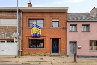 <p>immo DAVID stelt voor: te moderniseren, charmante tweegevelwoning voor met verrassend veel ruimte en potentieel<br /><br />Op het gelijkvloers vindt u een gezellige leefruimte, een gesloten keuken, een apart toilet en een veranda die uitkijkt op de tuin. De woning beschikt ook over een handige kelder. Op de eerste verdieping bevinden zich twee volwaardige slaapkamers van elk 13 m², een compacte bureauruimte en een douchekamer.</p>
<p>Via een vaste trap bereikt u de zolderverdieping, waar nog twee bijkomende slaapkamers zijn ingericht van telkens 11 m². De woning is solide gebouwd met betonnen gewelven, ook tussen de verdiepingen, wat zorgt voor extra stabiliteit en geluidsisolatie.</p>
<p>De voorgevel is voorzien van PVC-ramen met dubbele beglazing en een degelijke voordeur.</p>
<p>Met een EPC-label D is deze woning energie-efficiënter dan veel vergelijkbare panden in renovatiestaat.</p>
<p>De ligging is een absolute troef: op wandelafstand van winkels zoals Delhaize en Aldi, dichtbij scholen, openbaar vervoer, het ziekenhuis, het centrum, horeca,fietssnelweg én met een vlotte verbinding naar de Ring en Brussel.</p>
<p>Een woning met veel mogelijkheden op een toplocatie – contacteer immo DAVID voor een bezoek!</p>