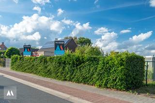<p><strong>Perceel bouwgrond van 490 m² voor halfopen bebouwing in Overbroek<br /></strong><br />Op zoek naar de ideale plek voor uw droomwoning? Dan is dit mooie perceel bouwgrond van 490 m² precies voor u. <br />Deze bouwgrond, lot 2, bevindt zich in de Kapelstraat in het centrum van Overbroek, nabij alle voorzieningen. Op slechts enkele minuten bereikt u de E19 richting Antwerpen en Breda, terwijl ook het station Noorderkempen vlot bereikbaar is.<br /><br />Met een straatbreedte van <strong>10 meter</strong> en een diepte van ca. <strong>47 meter</strong> is dit perceel uiterst geschikt voor het oprichten van een <strong>halfopen bebouwing</strong>. Er kan worden gebouwd met een gevelbreedte van <strong>7,40 meter</strong> en een bouwdiepte van <strong>17 meter</strong>. <br />Hiernaast is er in de zijtuin een zone voorzien voor het plaatsen van een carport en in de achtertuin een zone voor bijgebouwen, met een maximale oppervlakte van 40 m².<br /><br />De grond maakt deel uit van een goedgekeurde verkaveling met referentie OMV-2025064103, en is gelegen in een straat voorzien van alle nutsvoorzieningen.<br /><br /><strong>Troeven:</strong><br />✓ Perceel van 490 m²<br />✓ Vlotte bereikbaarheid<br />✓ Geschikt voor halfopen bebouwing<br /><br />De stedenbouwkundige voorschriften en het verkavelingsplan zijn beschikbaar op eenvoudig verzoek.<br /><br /><strong>Bijzonderheden</strong><br />De kosten voor opmeting, het opstellen van het plan en de verkavelingsakte zijn ten laste van de koper.<br /><br />📞 Interesse? Contacteer ons voor meer info!</p>