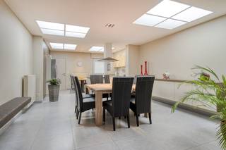 Deze charmante woning in de Monseigneur De Haernestraat 6 is perfect als starterswoning of rendabele investering. De ligging is uitstekend: nabij invalswegen, winkels, scholen en openbaar vervoer, met een vlotte verbinding naar omliggende steden.Via de inkomhal kom je in de lichtrijke leefruimte met gezellige houtkachel, een volledig geïnstalleerde open keuken en een ruime badkamer. Extra troeven zijn de ingemaakte kasten die volop bergruimte bieden. Op de eerste verdieping zijn twee comfortabele slaapkamers aanwezig. Via de vaste trap heb je nog een extra slaapkamer / bureauruimte op de zolderverdieping. Buiten geniet je van een gezellige tuin met aangenaam terras, perfect om te ontspannen het hele jaar door!IndelingGelijkvloers:- Praktische inkomhal- Lichtrijke en ruime leefruimte met sfeervolle houtkachel en bureauruimte- Volledig geïnstalleerde open keuken- Bureauruimte met ingemaakte kasten voor extra bergruimte- Badkamer voorzien van een dubbele wastafel, ligbad en doucheEerste verdieping:- Nachthal met toegang tot 2 ruime slaapkamersZolderverdieping:- Extra slaapkamer / bureauruimteBuiten geniet je van een zeer leuke en onderhoudsvriendelijke tuin, voorzien van een overdekt terras om het hele jaar door van het buitenleven te genieten, én een praktisch tuinhuis voor extra opbergruimte of hobbygebruik.Extra troeven?- Condensatieketel Viessmann (2020)- Conforme elektriciteit- Geen renovatieverplichtingVoor meer info of een bezoek, contacteer Mathias via 0472 18 39 90 of mathias.lauwyck@dewaele.com!