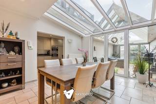 <p><span>Perfect onderhouden gelijkvloers appartement (135m²) met 2 slaapkamers + dressing en terras te Laakdal.</span></p><p><span> </span></p><p><span>Belangrijkste troeven: </span></p><p><span>- Goede ligging kortbij Laakdal centrum</span></p><p><span>- Uitstekend onderhouden</span></p><p><span>- Gelijkvloers</span></p><p><span>- Leuk terrasje, grenzend aan een gezellige veranda</span></p><p><span>- Carport aan het appartement zelf + ondergrondse staanplaats</span></p><p><span>- EPC B</span></p><p><span>- In 2013 volledig gerenoveerd</span></p><p><span>- 2 ruime slaapkamers met dressing</span></p><p><span>- Handige berging naast de keuken</span></p><p><span> </span></p><p><span>Bekijk zeker ook de grondplannen met de afmetingen. Zo krijgt u van thuis uit al een perfect beeld van wat dit appartement te bieden heeft!</span></p><p><span> </span></p><p><span>Wenst u meer info of een vrijblijvende bezichtiging, contacteer dan ons kantoor op het nummer 011 85 15 15 en wij helpen u graag verder.  </span></p>