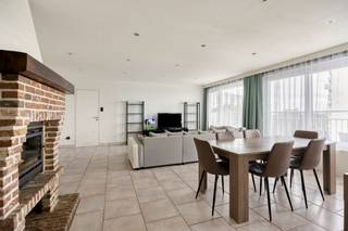 <p>immo DAVID stelt voor: lichtrijk, volledig gerenoveerd appartement van 83 m² met 2 terrassen en garage!</p>
<p>Op de 7de verdieping ontdekt u dit prachtig gerenoveerde appartement van 83 m². Dankzij de ruime oppervlakte, groter dan de gebruikelijke 72 m² van vergelijkbare appartementen in het gebouw, geniet u hier van extra ruimte en comfort.</p>
<p>De leefruimte van 39 m² met inbouwspots geeft rechtstreeks toegang tot het zuidwestgerichte terras van 24 m² met zonnewering. De ideale plek om te genieten van de namiddag- en avondzon.</p>
<p>Het appartement beschikt over twee slaapkamers van 12 m². Eén slaapkamer biedt rechtstreeks toegang tot het tweede terras van 6 m².</p>
<p>Verder zijn er een volledig uitgeruste keuken en een stijlvol vernieuwde badkamer met ligbad. Dankzij het EPC-label B en de conforme elektrische installatie geniet u van een aangenaam wooncomfort en een laag energieverbruik.</p>
<p>Uitstekend gelegen nabij de Ring, Brussel, UZ Jette, winkels, scholen, openbaar vervoer en het Laarbeekbos.</p>
<p>Mogelijkheid tot aankoop van een garagebox voor € 25.000.</p>
<p>Een instapklaar appartement met 2 terrassen, ruime leefruimtes en een uitstekende ligging. Een bezoek waard!</p>