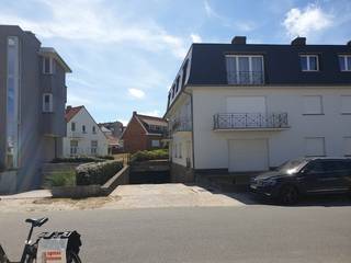 Afgesloten garagebox op 200 m van de zeedijk in Koksijde in de Rousseaulaan.<br />Lengte 5.20 m, breedte: 2.75 m, hoogte 1.80 m.