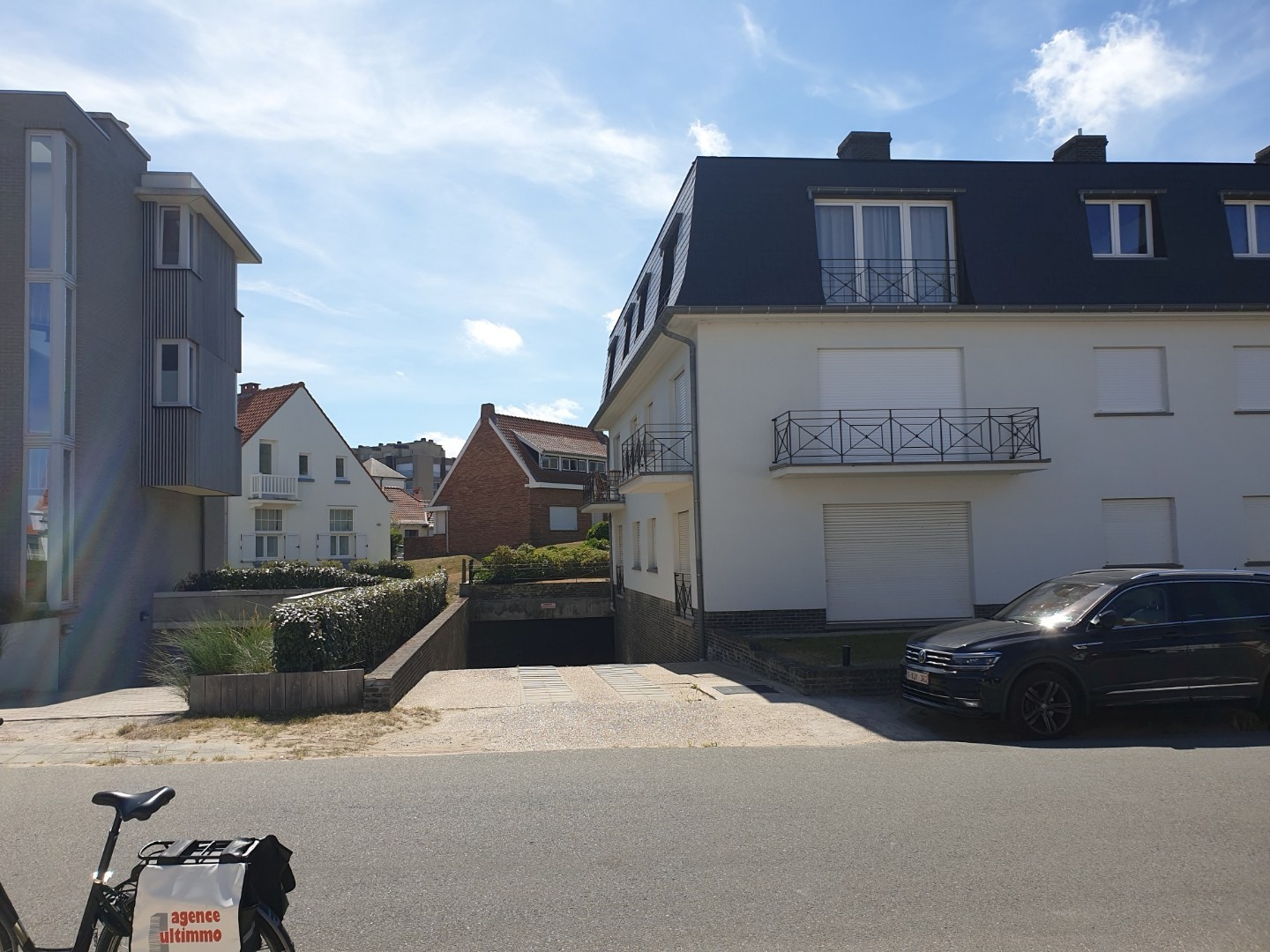 Afgesloten garagebox op 200 m van de zeedijk in Koksijde in de Rousseaulaan.Lengte 5.20 m, breedte: 2.75 m, hoogte 1.80 m.