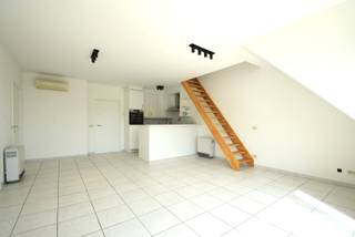 <span><span>Bent u op zoek naar een leuk duplex appartement <strong>met 2 slaapkamers</strong>? Sta dan even stil bij dit interessante aanbod!<br /><br />In het centrum van <strong>Houthulst</strong> bieden we u deze instapklare duplex aan. Het appartement beschikt op heden over 2 slaapkamers, maar met de mogelijkheid tot het inrichten van een derde slaapkamer.<br />Het appartement is gelegen op de tweede verdieping.<br /><br />Indeling: op eerste niveau van het appartement geniet u van een <strong>lichtrijke leefruimte</strong> met open, volledig geïnstalleerde <strong>keuken </strong>waar u gebruik kunt maken van een ingebouwde koelkast, vaatwasser, spoelbak, heteluchtoven en inductiekookplaat met dampkap. Hier treft men ook de living en een <strong>eerste slaapkamer</strong>, waar u met gemak een tweepersoonsbed en grote kleerkast kan plaatsen. Aansluitend bevindt zich de <strong>badkamer </strong>uitgerust met douche, toilet en lavabomeubel.<br />De bovenverdieping van het duplex appartement omvat een verfrissingsruimte met lavabo (eventueel geschikt als derde slaapkamer/bureau) en een <strong>tweede grote slaapkamer met</strong> <strong>ingemaakte kasten.</strong><br /><br />Samen met dit appartement kan ook een bijhorende, afzonderlijke garage gehuurd worden (prijs op aanvraag).<br /><br /><u>Enkele troeven:</u></span></span>
<ul>
<li><span><span>Mogelijkheid tot het huren van een garagebox achteraan het gebouw;</span></span></li>
<li><span><span><strong>Instapklaar, lichtrijk en ruim</strong>;</span></span></li>
<li><span><span>Centrale ligging te Houthulst;</span></span></li>
<li><span><span><strong>Gunstig EPC label C</strong>;</span></span></li>
</ul>
<span><span>Huurprijs exclusief gemeenschappelijke kosten (syndic) en bijhorende garage.</span></span><br /><br /><span><span>Wenst u meer informatie of zou u graag een bezichtiging inplannen? Bel Diksimmo op het nummer 051 50 11 51 of mail naar diksmuide@diksimmo.be.</span></span>