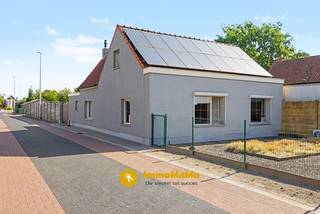 Bent u op zoek naar een ruime, instapklare woning op een centrale locatie? Dan is deze recent gerenoveerde woning zeker een bezoek waard!<br /><br />Met een <strong>bewoonbare oppervlakte van 178 m²</strong> biedt deze woning alle ruimte en comfort die u nodig heeft. De woning beschikt over <strong>2 slaapkamers, een praktische dressing, een wasplaats, een moderne badkamer met dubbele inloopdouche en een ruime, lichtrijke leefruimte</strong> waar het aangenaam vertoeven is.<br />Buiten geniet u van een <strong>845 m² grote, volledig verharde en onderhoudsvriendelijk aangelegde tuin.</strong> Wenst u liever een groene tuin? Dan kan deze buitenruimte eenvoudig worden omgevormd tot een prachtige gras- en tuinaanleg, volledig naar eigen smaak.<br /><br />Dankzij de <strong>zonnepanelen </strong>profiteert u van een lagere energiefactuur en met een<strong> gunstig EPC-score C </strong>combineert deze woning comfort met een gunstig energieverbruik.<br />De centrale ligging zorgt ervoor dat winkels, scholen, openbaar vervoer en belangrijke invalswegen zich op korte afstand bevinden.<br /><br /><strong>Troeven</strong>:<br />Instapklaar - gerenoveerd<br />178 m² bewoonbare oppervlakte<br />2 slaapkamers + aparte dressing<br />Wasplaats<br />Moderne badkamer met dubbele inloopdouche<br />Ruime en lichtrijke leefruimte<br />845 m² onderhoudsvriendelijke buitenruimte<br />Mogelijkheid om de tuin om te vormen tot een groene tuin<br />Zonnepanelen en airco<br />EPC C<br />Zeer centrale ligging<br /><br />Interesse? Wij organiseren een bezoekdag op <strong>19/08/2026 </strong>van 17h-19h.<br /><br />Bel 0472 77 09 19 of mail louise@immomamo.be<br /><strong>Let op: op voorhand verwittigen is verplicht.</strong>