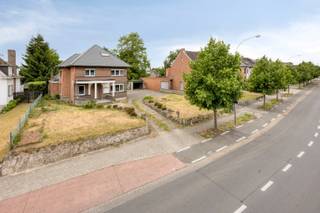 Nabij centrum Bornem en N16 hebben we deze ruime woning op circa 1.008 m² te koop.Inkomhal, ruime living, aparte keuken, berging-wasplaats, apart...