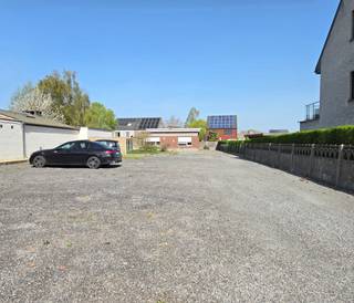 <p>Zoekt u een project met eindeloze mogelijkheden op een uitzonderlijk ruim perceel? Century 21 biedt u deze vrijstaande bungalow aan, gelegen op een schitterend terrein van maar liefst 985m². Het geheel bestaat uit drie samengevoegde percelen, wat een zeldzame troef is in de huidige vastgoedmarkt en een zee aan ruimte en privacy garandeert.</p>
<p>De woning zelf biedt een solide basis die wacht op een nieuwe eigenaar met visie om het pand naar de hedendaagse normen en eigen smaak te renoveren. Dankzij de indeling en de omvang van het perceel zijn de mogelijkheden legio: van een grondige renovatie tot een volledige transformatie van de woning met behoud van de unieke rustieke ligging.</p>
<p>Wat dit aanbod echt bijzonder maakt, is de enorme buitenruimte. Waar parkeerproblemen vaak de norm zijn, is dat hier absoluut niet aan de orde. Met een perceeloppervlakte van 985m² beschikt u over ruim voldoende parkeergelegenheid voor meerdere wagens, een bestelwagen of zelfs een camper, zonder dat dit ten koste gaat van uw tuin of buitenbeleving. Of u nu droomt van een grote siertuin, een moestuin, een ruim terras of een combinatie daarvan; de ruimte is aanwezig om al uw woonwensen te realiseren.</p>
<p>De woning is gelegen in een rustige en aangename omgeving, waar u geniet van de nodige sereniteit terwijl alle voorzieningen in de nabije omgeving vlot bereikbaar blijven. Dit is een buitenkans voor wie op zoek is naar een renovatieproject waarbij de oppervlakte en de locatie de belangrijkste factoren zijn voor een waardevolle investering op lange termijn.</p>