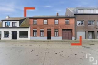 In de Moenaardestraat te Watou vinden deze ruime te renoveren woning met inpandige garage.De woning is slechts 150 meter gelegen van de markt van Watou, waardoor alle horeca en andere faciliteiten op wandelafstand zijn.Indeling:V-1: KelderGLV: Leefruimte - kamer - aparte keuken - badkamer voorzien van douche, wastafel en toilet - veranda - bergruimte - inpandige garageV+0.5: VautekamerV+1: Nachthal - 2 slaapkamers - zolderBuiten: Terras en tuinExtra's:* EPC: F* Wandelafstand van de markt* Inpandige garage* Kachels op stookolie* RenovatieverplichtingDit pand kan onderhevig zijn aan de renovatieverplichting die door de Vlaamse overheid wordt opgelegd voor residentiële gebouwen.Consulteer voor meer informatie de website van het Vlaams Energie- en Klimaatagentschap via https://www.vlaanderen.be/een-woning-kopen/renovatieverplichting-voor-residentiele-gebouwen-vanaf-2023.