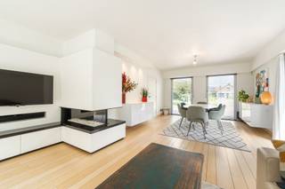 Prachtige, energiezuinige gezinswoning (EPC B) met 3 slaapkamers.<br /><br />Bent u op zoek naar de perfecte combinatie van modern wooncomfort, duurzaamheid en absolute rust? Deze stijlvolle, eigentijdse woning ligt in een uiterst rustige doodlopende straat op een mooi perceel van 540 m². Omringd door een groen en bosrijk uitzicht biedt dit eigendom alle privacy en ruimte die een gezin zich kan wensen.<br />De troeven van deze woning op een rij:<br /><br />-Uiterst energiezuinig (EPC B): Dankzij de uitstekende isolatie en maar liefst 18 zonnepanelen bent u volledig voorbereid op de toekomst en geniet u van een zeer lage energiefactuur.<br />-Lichtrijke leefruimte met sfeer: De gezellige living vormt het hart van het huis en is voorzien van een sfeervolle gashaard, ideaal voor warme en gezellige avonden.<br />-Open keuken: De modern ingerichte open keuken sluit naadloos aan op de leefruimte en beschikt over grote raampartijen die direct uitgeven op de tuin. Koken met zicht op het groen was nog nooit zo fijn!<br />-Mooie zuidgerichte tuin: Buiten geniet u de hele dag door van de zon op het perceel van 540 m². De tuin is volledig omheind met een strakke, groene haag en beschikt over een handig houten tuinhuis en volop veilige speelruimte voor kinderen.<br />-3 Comfortabele slaapkamers: De bovenverdieping biedt plaats aan drie volwaardige, lichtrijke slaapkamers met een rustgevend uitzicht op de natuurlijke omgeving.<br />-Mooi ingerichte badkamer: Een eigentijdse, comfortabele badkamer die met hoogwaardige materialen is afgewerkt voor het ultieme wellnessgevoel thuis.<br /><br />De woning is uitgerust met een inpandige garage en een royale, beklinkerde oprit die plaats biedt aan meerdere voertuigen.<br />Gelegen in een uiterst kindvriendelijke omgeving zonder doorgaand verkeer, maar toch met een vlotte verbinding naar lokale scholen, winkels en invalswegen. Een unieke, instapklare kans voor wie op zoek is naar ruimte, licht en duurzaamheid!<br /><br />Zou u graag de nieuwe eigenaar worden van dit prachtige pand. Voor meer info hyboma.be of wenst u graag een bezoek ter plaatse contacteer dan Guy 0479/88 88 06 of Hyboma op 051 480 980!