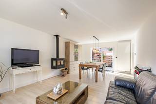 <p><strong>Welkom in deze charmante woning in Beveren</strong> - een perfect gecombineerd modern comfort met klassieke warmte. Dit twee-slaapkamer huis met 100m² bewoonbare oppervlakte staat op een perceel van 282m² en biedt uitstekende mogelijkheden voor gezinnen en stellen.</p><p><strong>Beneden begane grond:</strong> De ruime living- en eetkamer vormen het hart van het huis, voorzien van raampartijen die veel natuurlijk licht binnenlaten. Een gestookte haard schept een gezellige atmosfeer. De moderne, volledig ingerichte keuken met houten kasten, zwarte werkbladen en diverse inbouwapparatuur maakt bereiden van maaltijden een genoegen. Twee keukenvensters bieden uitzicht naar buiten. Een praktische hal met toegang tot alle vertrekken completeert de begane grond. De badkamer is voorzien van een groot spiegelkast, houten meubels, een ruime inloopdouche met decoratieve tegels en moderne sanitair.</p><p><strong>Eerste verdieping:</strong> Via de fraaie houten trap bereikt u de eerste verdieping met twee comfortabele slaapkamers . De eerste slaapkamer beschikt over een raam met natuurlijk licht en is voorzien van eventueel een wbergruimte. De tweede slaapkamer is eveneens goed afgewerkt. </p><p><strong>Zolder:</strong> Extra opbergruimte op de zolder biedt ruimte voor opslag of toekomstige uitbreidingen.</p><p><strong>Exterieur:</strong> Het goed onderhouden tuinareaal achter het huis is volledig omheind en biedt privacy en rustzone. Een bijgebouwtje biedt aanvullende opslagruimte.</p><p><strong>Bijzonderheden:</strong> - Energiezuinige installaties en moderne isolatie - Veel natuurlijk licht door grote raampartijen - Houten interieurbetimmeringen creëren warm woonklimaat - Volledig gemoderniseerde badkamer - Praktische indeling met goede verkeersstromen - Privé tuinruimte ideaal voor ontspanning - Laaggelegen in rustige buurt van Beveren</p><p>Dit huis combineert functionaliteit met esthetiek en is gereed voor directe bewoning. Een ideale keus voor wie op zoek is naar comfort en karakter in een toegankelijk formaat.</p>