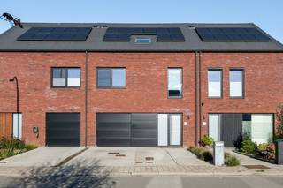 Zeer gunstig en rustig gelegen woning in een straat zonder doorgaand verkeer!  Dit huis bevindt zich in een <strong><em>groene woonomgeving</em></strong>, met tal van fiets- en wandelmogelijkheden.  Tevens liggen verschillende scholen en de Proxy Delhaize op wandelafstand, wat bijdraagt tot een aangenaam leefcomfort voor uw gezin.  Het station Sauvegarde en de oprit van de A12 Antwerpen-Brussel zijn vlakbij gelegen, ideaal voor woon-werkverkeer!   Er is ruim parkeergelegenheid in de omgeving en in de eigen inpandige garage die voorzien is van aansluiting wasmachine en droogkast.<br /><br />Dit recente eigendom werd in<em><strong> 2022</strong></em> gebouwd.  Het is volledig asbestvrij, de keuring van de elektriciteit is <strong><em>conform</em></strong> en het EPC heeft een zeer goede score<em> <strong>Label A</strong></em><strong> (<em>E-peil: 19</em></strong> - BEN-norm).  Ventilatie type D, septische put &amp; regenwaterput met een inhoud van 5000L (met connectie op het toilet en buitenkraan) zijn aanwezig.  Verder zijn er ook 10 zonnepanelen &amp; vloerverwarming.  Deze woning voldoet volledig aan het hedendaagse comfort, werd steeds goed onderhouden en is volledig instapklaar!<br /><br />Op het<strong><em> GLVL</em></strong> komt u via de inkomhall met een apart gastentoilet in de woonkamer en een open ingerichte moderne keuken met kookeiland.<br />Op het <em><strong>1e VERDIEP</strong></em> bevinden zich een nachthall, een apart toilet, een badkamer met zowel ligbad als inloopdouche, een aparte handige berging en 3 slaapkamers.  <br />Op het <em><strong>2e VERDIEP </strong></em>is er een verder af te werken ruime zolderkamer op chape, die mogelijks ingericht kan worden als 4e slaapkamer.  <br />De tuin is noord-oost gericht en aangelegd met gras, een tuinberging met een overdekt terras, en een open terras met verlichting. <br /><br />Kortom, bent u op zoek naar een recente woning die centraal en tevens rustig gelegen is?  Contacteer ons zeker snel via 03 459 99 99 of info@leximmo.be voor een afspraak ter plaatse!