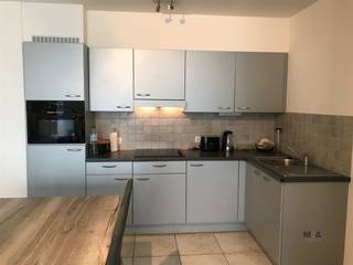 <p><span>Instapklaar 2-slaapkamerappartement gelegen langs de Grote Ring van Hasselt, vlakbij verbindingswegen, autostrades en diverse winkels zoals Carrefour, Aldi, Colruyt, Hubo. Scholen, winkels en openbaar vervoer bevinden zich op wandelafstand.<br />Dit appartement is gelegen boven Verzekeringen Ethias. Een zeer ruime parking voor de gebouwen.<br />Lift. </span></p><p><span>Indeling:</span></p><ul><li><span>Via de afgesloten inkomhal heb je eerst een ruime berging met alle nodige aansluitingen (wasmachine, droogkast, diepvries…).</span></li><li><span>Na deze inkomhal bereik je de woon- en eetkamer die toegang geeft tot het ruim overdekt buitenterras. De keuken heeft een open karakter.</span></li><li><span>In de afgesloten nachthal bevinden zich achtereenvolgend de WC (dus niet op de badkamer), de badkamer met douche, ligbad en lavabomeubel en 2 slaapkamers</span></li><li><span>Aanbellen gebeurt via de videofoon. Bewoners en bezoekers kunnen gebruik maken van de voorliggende ruime parking.</span></li></ul><p><span>Voor de gemeenschappelijke kosten is maandelijks een forfaitair bedrag van € 70 verschuldigd.<br />Bent u op zoek naar een goed gelegen en instapklaar 2-slaapkamerappartement met ruim terras, mail dan gerust naar <span>marleen@mca-vastgoed.be</span></span><span> of bel naar 0485 34 56 71 en maak een afspraak. Steeds bereikbaar, ook buiten kantooruren of in het week-end. </span></p>
