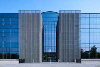 Bureau de<strong> 970 m²</strong> à louer à proximité du R0<br />Découvrez cet immeuble de bureaux moderne et qualitatif « <strong>Falcon</strong> », idéalement situé à proximité du R0 avec un accès facile aux E40 et E19 via les principaux axes routiers. Grâce à son excellente visibilité et accessibilité, ce bien constitue un emplacement idéal pour votre entreprise.<br /><br />L’immeuble se compose de plusieurs étages d’environ 2 000 m², pouvant être aménagés et divisés de manière flexible selon vos besoins.<br /><br />Le bureau est équipé de nombreuses installations de qualité, notamment <strong>HVAC</strong>, plafonds acoustiques, douches, terrasse au 4e étage, système d’accès par badge, espaces de restauration avec kitchenettes et<strong> bornes</strong> de recharge pour véhicules électriques.<br /><br />Un arrêt de bus situé devant l’immeuble permet de rejoindre rapidement la gare de Groot-Bijgaarden, avec des connexions directes vers le réseau de transports publics bruxellois.<br /><br />Contactez <strong>PANORAMA B2B </strong>pour plus d’informations ou pour organiser une visite sans engagement au<strong> +32 477 09 00 09.</strong>