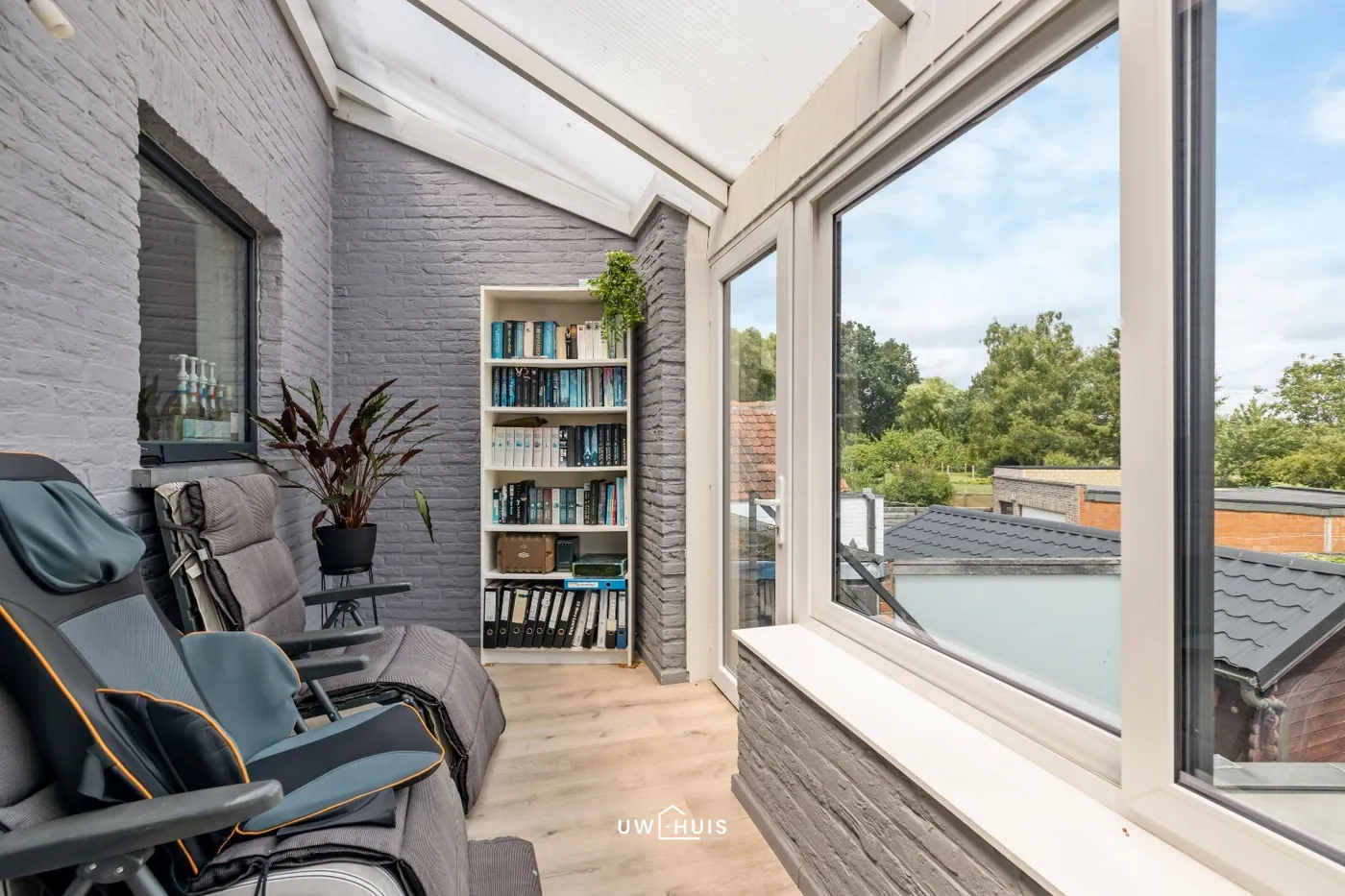 Instapklare rijwoning (bel-étage) met drie slaapkamers, zolder, tuin én garage te huur in Sint-Niklaas - foto 5