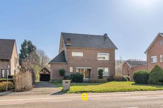 Langs de Tongersesteenweg ter hoogte van nummer 48B bevindt zich deze te renoveren vrijstaande woning met een netto bruikbare vloeroppervlakte van...