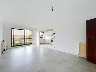 Bent u op zoek naar een instapklaar en gezellig appartement te huur aan de Vaart in Schoten? Dit volledig opgefriste vastgoed bevindt zich in een kleinschalig gebouw en combineert een rustige ligging aan het water met een uitstekende bereikbaarheid.<br /><br />Indeling van het appartement op de tweede verdieping zonder lift:<br /><br />-centrale gang die vlot toegang biedt tot alle ruimtes<br />-lichtrijke leefruimte van ruim 23m² met directe toegang tot het terras vooraan met zicht op de Vaart<br />-functionele open keuken uitgerust met gaskookplaat, oven, spoelbak, koelkast en vriezer<br />-slaapkamer 1 van ca. 9m² <br />-ruime slaapkamer 2 van ca. 13m² biedt toegang tot het rustige terras achteraan<br />-praktische badkamer met bad/douche combinatie en vernieuwd lavabomeubel.<br />-toilet apart<br />-handige berging voorzien van een aansluiting voor een wasmachine en droogkast<br /><br />Bijzonderheden:<br /><br />-volledig opgefrist<br />-twee terrassen: optimaal genieten van buitenruimte<br />-kleinschalig gebouw: geen gemeenschappelijke kosten<br />-EPC C<br />-per direct beschikbaar<br /><br />Ben jij geïnteresseerd om dit vastgoed te huren in Schoten? Aarzel dan niet om ons te contacteren.