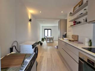 So Estates vous fait découvrir à Ixelles, Rue Keyenveld 30, ce charmant duplex de 80 m² (selon PEB), situé au 3ème étage d'un immeuble sans ascenseur. Son agencement optimisé et ses beaux volumes en font un lieu de vie à la fois agréable et fonctionnel. Le premier niveau se compose d'un lumineux salon de 20 m² ainsi que d'une cuisine ouverte entièrement équipée. À l'étage, une toilette séparée ainsi que deux chambres, l'une de 14 m² et l'autre de 8 m², avec une salle de douche avec WC attenante à la chambre principale. L'appartement bénéficie d'un très bon PEB : C-. Les charges mensuelles s'élèvent à 200 € (provision comprenant le chauffage individuel, les charges communes, l'eau privative, l'internet et l'électricité). Location pour 1 an avec prolongation possible. Possibilité de louer une emplacement de voiture dans la rue.