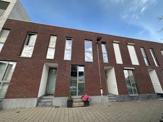 <p><span>Recente, energiezuinige (E-peil 64), instapklare woning, met 3 slaapkamers, overdekt terras, stadstuin op kunstgras, groot tuinhuis met groen dak en achteruitweg, gelegen in de wijk Groen Zuid Hoboken, dichtbij centrum, openbaar vervoer en groen.</span></p><p><span> </span></p><p><span>Beschrijving:</span></p><p><span> </span></p><p><span>Glvl: inkomhal, gastentoilet met handenwasser, ingerichte keuken met hoogwaardige toestellen, technische ruimte/berging, leefruimte met inbouwbox voor TV, overdekt terras, tuin met grote tuinberging , achteruitweg voor fiets, gemeenschappelijke tuin</span></p><p><span>+1: 3 slaapkamers (ca 13 - 10 - 8m²), wasplaats/CV ruimte, ingerichte badkamer voorzien van grote douche met hand-en regendouche, hangtoilet en badkamermeubel met lavabo</span></p><p><span> </span></p><p><span> </span></p><p><span>Troeven:</span></p><p><span> </span></p><p><span>+ energiezuinige, hoogwaardig afgewerkte woning met 3 slp's</span></p><p><span>+ vloerverwarming op gelijkvloers</span></p><p><span>+ ventilatiesysteem C</span></p><p><span>+ datastopcontacten, stroomvoorziening voor rolluiken, semi-domotica</span></p><p><span>+ rustige woonwijk, dichtbij centrum </span></p><p><span>+ overdekt terras, stadstuin met grote tuinberging</span></p><p><span>+ achteruitweg</span></p><p><span>+ conforme elektriciteit</span></p><p><span> </span></p><p><span> </span></p><p><span>Kom niet 'TE LAET' en maak een afspraak via info@immodelaet.be of 03/644.00.88.</span></p><p><span> </span></p>