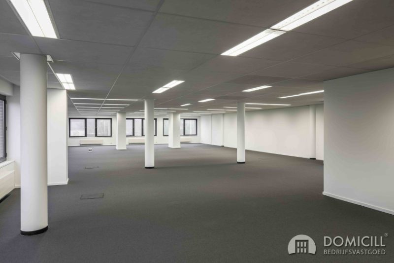 Roeselare, stadsrand: Vlot bereikbare zeer ruime open en lichtrijke kantoorruimte (307m²) met parking aan ring van Roeselare - foto 2