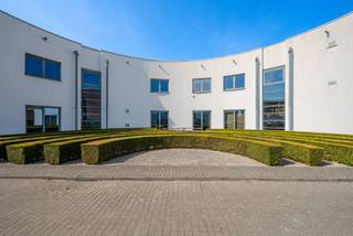 Dit uitzonderlijk kantorencomplex geniet van een uiterst strategische ligging. Alle belangrijke snelwegen en verbindingswegen bevinden zich op...