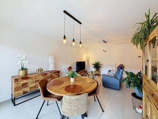 Dit lichtrijke appartement bevindt zich op de tweede verdieping van een verzorgd gebouw met lift en biedt een praktische indeling met alle comfort. Dankzij het gunstige energieverbruik en de instapklare afwerking is dit de ideale woonst voor wie op zoek is naar een gezellige thuis in Ieper.Verdiep +2: - Inkom met apart toilet - Leefruimte- Open keuken- Berging - Slaapkamer- Badkamer- TerrasGelijkvloers: - Gemeenschappelijke fietsenberging- VuilnisbergingBen je geïnteresseerd in dit pand te huur in Ieper? Surf dan naar de website www.dewaele.com, klik op de rode knop 'Bezoek aanvragen' en vul het huurdersprofiel in. Daarna nemen we contact op voor een bezoek.