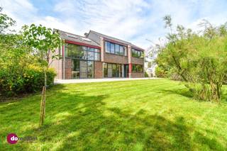 <p><span>Uitzonderlijke woning op een prachtig perceel in Putte</span></p><p><span> </span></p><p><span>Deze woning kenmerkt zich door haar aparte, moderne architectuur en verrassende indeling. Grote raampartijen, hoge ruimtes en overvloedige natuurlijke lichtinval creëren overal een bijzonder gevoel van openheid en rust. Een unieke eigendom voor wie houdt van natuur, licht, ruimte en karakter. Een echte parel in Putte dus!</span></p><p><span> </span></p><p><span>Via de zijdelingse inkom betreed je de woning. De inkomhal geeft toegang tot een vestiaire, gastentoilet en de inpandige garage. Links bevindt zich de keuken, die geniet van veel lichtinval en een mooi zicht op én toegang tot de tuin. Zowel vanuit de keuken als vanuit de inkomhal bereik je de gezellige leefruimte met open haard. Aansluitend bevindt zich het unieke schildersatelier met hoge plafonds en overvloedige natuurlijke lichtinval, wat zorgt voor een bijzonder ruimtelijk gevoel. Een trap leidt naar de mezzanine, ideaal als bureau, hobbyruimte of extra slaapkamer.</span></p><p><span> </span></p><p><span>Via de overloop met praktische bergruimte bereik je twee ruime slaapkamers, elk voorzien van een eigen mezzanine en prachtig uitzicht op de tuin en de omliggende velden. Op deze verdieping bevindt zich tevens een functionele badkamer uitgerust met bad en toilet. Halverwege de trap naar beneden bevindt zich nog een derde slaapkamer, die op haar beurt opnieuw aansluit op de leefruimte.</span></p><p><span> </span></p><p><span>De woning vraagt renovatie, maar biedt dankzij haar uitzonderlijke architectuur, volumes en ligging enorm veel potentieel voor wie op zoek is naar een unieke woonbeleving in het groen.</span></p><p><span> </span></p><p><span>Interesse om deze woning te bezoeken? Contacteer ons vandaag!</span></p><p><span> </span></p><p><span>015 20 36 00 - info@domoxim.be</span></p><p><span> </span></p><p><span>domoXim. Waar dromen thuis komen!</span></p><p><span> </span></p><p><span>Ook de waarde van je </span><span>eigen</span><span> woning kennen? Wij geven je graag advies.</span></p><p><span> </span></p><p><span>Dit pand is onderworpen aan de renovatieverplichting van de Vlaamse overheid voor residentiële gebouwen (behoudens bij sloop binnen 6 jaar na de aankoop). Consulteer voor meer informatie de website van het Vlaams Energie- en Klimaatagentschap via https://www.vlaanderen.be/een-huis-of-appartement-kopen/renovatieverplichting-voor-residentiele-gebouwen.</span></p>