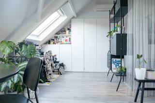 <p>Gelegen in centrum Sint-Niklaas met zeer gemakkelijke toegang tot de E17 en alle invalswegen. Absoluut centraal in de driehoek Antwerpen-Gent-Brussel. Winkels, restaurants en scholen zijn op wandelafstand. Een ruime en gezellige gerenoveerde woning met Mobiscore 9,4/ 10. Uitermate geschikt voor jong & oud.<br /><br />U betreedt dit leuke loft-appartement op de 3e verdieping via de trap (geen lift aanwezig). Doordat het plafond open is tot in de nok van het dak heerst er een open gevoel. De keuken met eiland is voorzien van de nodige toestellen zoals een inductiekookplaat, dampkap, SMEG koelkast en oven. De ruime woonkamer met plankenvloer straalt karakter en warmte uit en loopt over in een slaapkamergedeelte met grote ingemaakte kasten. De badkamer beschikt over een lavabo, douche en toilet. Doorheen de loft is een optimale lichtinval gecreëerd met een dakkapel en veluxen over de hele breedte van het appartement. <br /><br />Van op het zuidgerichte terras is het zalig genieten zonder enige inkijk.<br />Een bijkomende troef is de aanwezigheid van extra airco die zowel kan koelen als extra verwarming kan bieden!<br /><br />Een fietsen- en vuilnisberging is voorzien op het gelijkvloers. <br /><br />Huurprijs is 800,- EUR/maand + provisie 50,-EUR/maand<br />Beschikbaar vanaf 01/12/2026.<br /><br />Laat u verrassen door deze eigendom met al z'n troeven en plan snel uw bezoek in.</p>