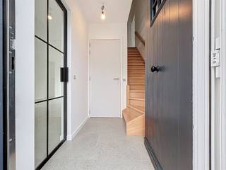 <h1><span>Volledig afgewerkte nieuwbouwwoning in het charmante Oostvleteren.</span></h1><h1><span>De indeling van de woning is als volgt:</span></h1><h1><span> </span></h1><h1><span>Gelijkvloers:</span></h1><h1><span>Inkomhal, gastentoilet, lichtrijke leefruimte met open keuken - de keuken kan nog vrij gekozen worden bij Kaster keukens Roeselare. </span></h1><h1><span>Inpandige garage met sectionale poort en doorgang naar de tuin. </span></h1><h1><span>Berging onder de trap. </span></h1><h1><span> </span></h1><h1><span>1ste verdieping: </span></h1><h1><span>Nachthal, drie volwaardige slaapkamers, badkamer met douche en dubbele lavabo. Apart toilet en extra berging/technische ruimte.</span></h1><h1><span> </span></h1><h1><span>Zolderverdieping:</span></h1><h1><span>Stockagezolder bereikbaar via zoldertrap. </span></h1><h1><span> </span></h1><h1><span>Tuin: </span></h1><h1><span>Westgerichte, volledig aangelegde tuin.</span></h1><h1><span>Poortje aan de zijkant van de tuin.</span></h1><h1><span> </span></h1><h1><span>Troeven: </span></h1><h1><span>- Zonnepanelen</span></h1><h1><span>- Ventilatiesysteem D</span></h1><h1><span>- Volledig afgewerkte woning</span></h1><h1><span>- Rustige ligging</span></h1><h1><span>- Keuken nog naar eigen smaak te kiezen</span></h1><h1><span>- Kwalitatieve materialen</span></h1><h1><span>- Tijdloze woning in pastoriestijl</span></h1><h1><span>- Regenput 5000L</span></h1><h1><span> </span></h1><h1><span>MOGELIJKHEID TOT AANKOPEN AAN 6% (mits voldoen aan de voorwaarden)</span></h1>