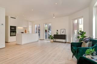 Dit prachtig appartement ligt op het gelijkvloers in Residentie Le Manoir.Het appartement bestaat uit een inkomhal, gastentoilet, eethoek, open...