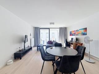 Bent u op zoek naar een gezellig 1-slaapkamerappartement in Waregem? Dan is dit misschien iets voor u! Dit luxueus afgewerkt appartement is gelegen op de eerste verdieping in project Casier en ligt in het hartje van Waregem.<br /><br />INDELING<br /><br />- inkomhal <br />- gastentoilet <br />- aparte berging voorzien als wasplaats <br />- badkamer met inloopdouche en lavabomeubel <br />- ruime slaapkamer <br />- gezellige leefruimte met open keuken<br />- gezellig zonnig terras<br /><br />ALGEMEEN<br /><br />- nieuwbouw (2023)<br />- autostaanplaats verplicht bij te huren: €60,00/maand<br />- kelderberging <br />- 2 fietshaken<br />- hartje Waregem<br /><br />De snelste manier om een bezoek te brengen aan deze woning? <br />Vraag je bezoek aan via de rode knop op onze website (www.dewaele.com) en je wordt gecontacteerd door onze makelaar. <br />Telefonisch kunnen er geen afspraken gemaakt worden. <br />Bij andere vragen kun je ons telefonisch contacteren via 056 605 605.
