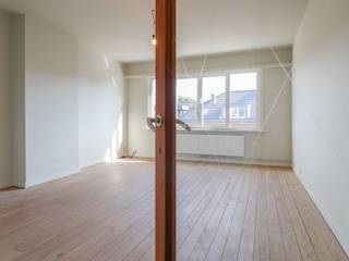 <p><span>Bezoek mogelijk na aanmaak huurdersprofiel via: </span>https://onid.mijnhuurprofiel.be/property/37de554b-5221-4fc0-8bd5-72ef438862ed</p><p><br /></p><p><span>Op nog geen minuut van het station en pal in het centrum van Boechout vind je op de tweede verdieping (geen lift) van een </span><strong>kleinschalig </strong><span>gebouw, dit leuk appartement (75 m²) terug. Van zodra je het appartement binnenkomt valt je oog meteen op de charmante houten vloer. Deze werd over heel het appartement behouden. Indeling: Inkomhal - woonkamer - keuken - 2 slaapkamers - badkamer en een </span><strong>terras</strong><span>. Het appartement werd door de jaren heen gerenoveerd en voorzien van hoogrendementsbeglazing, splinternieuwe condensatieketel, etc... .</span></p><p><span>De huurprijs is </span><strong>exclusief </strong><span>een kostenprovisie van 35 euro per maand.</span></p><ul><li><span>Centraal gelegen appartement</span></li><li><span>Kleinschalig gebouw</span></li><li><span>Terras aanwezig</span></li></ul>