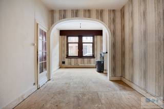 Op een uitstekende locatie te centrum Lier, bevindt zich deze veelzijdige rijwoning met 3 tot 4 slaapkamers en gezellige tuin.Deze te renoveren, maar...