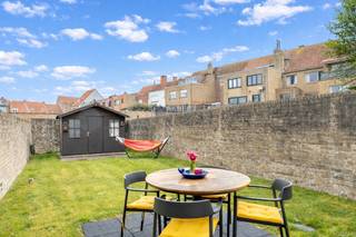 Aangenaam gelijkvloers appartement, voorzien van 2 slaapkamers en een zonnige tuin aan de achterzijde. Het appartement bevindt zich in een kleinschalige residentie met slechts 3 appartementen en zonder syndicuskosten.<br /><br />De grote troeven van dit appartement zijn zonder twijfel de centrale locatie en de heerlijke tuin. <br />De ligging is rustig en op korte afstand van het strand, het station en de winkels.<br />De tuin is groot, onderhoudsvriendelijk en veilig voor kinderen en/of huisdieren.<br /><br />Indeling: een inkomhal, een aangename leefruimte met een zit- en eetplaats, een verzorgde halfopen keuken, een berging, 2 slaapkamers en een badkamer met douche en toilet.<br /><br />Energielabel C. Mogelijkheid tot het plaatsen van zonnepanelen op het hoofddak.<br />Prijs/kwaliteit een mooi aanbod. Bezoek warm aanbevolen.<br /><br />Bezoeken of meer informatie? <br />Contacteer Willem Cauwels op tel. 050/89.27.70.