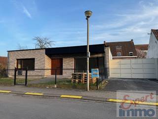 Garage TE HUUR ... centrum Heule ... , geen electriciteit of verwarming aanwezig.Intussen geïsoleerd dak gelegd.Afgesloten met automatische...