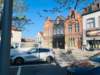 <p>Recht tegenover het station van Deinze bevindt zich dit veelzijdige handelspand met uitstekende visibiliteit en enorm veel potentieel.</p><p> </p><p>Dankzij de centrale ligging en flexibele indeling biedt dit pand tal van mogelijkheden voor horeca, winkel, kantoor, praktijkruimte of een combinatie van wonen en werken.</p><p> </p><p>De handelsruimte op het gelijkvloers staat momenteel leeg en is onmiddellijk beschikbaar.</p><p>Aan de voorzijde bevindt zich een ruim en zonnig terras, ideaal voor horeca of ontvangst van klanten.</p><p>Achteraan geniet je van een gezellige tuin van ca. 55 m², een absolute troef in hartje Deinze.</p><p> </p><p>Op de verdieping bevindt zich een gerenoveerd appartement, bereikbaar via een aparte ingang, met een ruime badkamer, lichtrijke woonkamer met open keuken, en op het 2de verdiep 2 ruime slaapkamers.</p><p>Dit appartement werd in 2018 grotendeels vernieuwd, inclusief het dak, en biedt interessante mogelijkheden voor eigen bewoning, verhuur of co-housing.</p><p> </p><p>Het pand kan bovendien eenvoudig opgesplitst worden in een handels- en woongedeelte.</p><p>Extra troeven zijn de ruime kelder en de charmante trapgevel uit de late 19e eeuw, die het pand een authentieke en karaktervolle uitstraling geven.</p><p> </p><p>Een eigendom met charme, ruimte én tal van mogelijkheden op een commerciële toplocatie in Deinze. Contacteer ons gerust voor meer informatie of een bezoek</p><p>ter plaatse.</p><p> </p><p>KOM LANGS OP ONZE OPENDEUR ZATERDAG 19/09 VAN 10H00 TOT 12H00 !</p><p> </p>