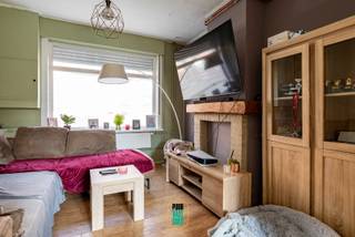 Deze ruime woning is gelegen in een rustige en gegeerde buurt in Sint-Andries, op korte afstand van het centrum van Brugge. Dankzij de vlotte verbindingen, winkels, scholen en openbaar vervoer in de nabije omgeving geniet je hier van een uitstekende ligging. De verzorgde gevel geeft de woning bovendien een aangename en charmante uitstraling.<br />De woning beschikt over een woonkamer, een praktische keuken en een gezellig terras waar je de hele dag zon hebt. Verder zijn er vier volwaardige slaapkamers en een badkamer.<br />De woning werd de voorbije jaren deels vernieuwd. Zo werden onder meer de elektriciteit vernieuwd, een nieuwe verwarmingsketel geplaatst en de badkamer vernieuwd. Daarnaast beschikt de woning over een gunstig EPC en is ze asbestveilig, wat mooie troeven zijn voor de toekomstige eigenaar.<br />Hoewel de belangrijkste werken reeds werden uitgevoerd, biedt de woning nog de kans om verder af te werken en naar eigen smaak in te richten. Zo kan je stap voor stap jouw eigen thuis creëren, zonder meteen grote technische renovaties te moeten uitvoeren.<br />Ben je op zoek naar een ruime woning met veel mogelijkheden, een goede basis en een uitstekende ligging nabij Brugge? Dan is deze woning zeker een bezoek waard.