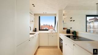 Instapklaar, luxueus hoek-appartement met adembenemend zeezicht gelegen op het Rubensplein.<br />Het appartement werd recent gerenoveerd met kwaliteitsvolle en luxueuze materialen. <br />Indeling: Inkomhal met vestiaire en apart gastentoilet. Lichtrijke leefruimte met open en volledig geïnstalleerde keuken voorzien van kwalitatieve toestellen. <br />Eethoek met geïntegreerde bank met prachtig zeezicht. Master slaapkamer met ingemaakte kasten met aanpalende badkamer met inloopdouche, wastafel en toilet. Volwaardige slaapkamer 2 en 3 met telkens ingemaakte, ruime kasten. Aparte douchekamer en wastafel. Berging met aansluiting voor wasmachine en droogkast.<br />Privatieve kelder. Mogelijkheid tot overname meubelen. <br />[ EPC: 154 kWh/m² UC: 20170524-0001964125-1]