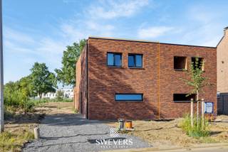 Voor meer info en foto’s, surf naar www.swevers.be – In de Pastorijstraat 39 in Koersel wacht een gloednieuwe, halfopen woning van 2025 op haar...