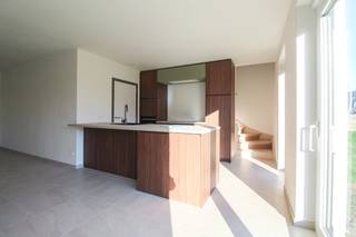 Dichtbij het centrum van Wielsbeke bouwen we in de Boffonstraat 5 nieuwbouwwoningen met oog voor detail en energiezuinigheid. Op het gelijkvloers vind je een inkomhal met gastentoilet, een lichtrijke leefruimte met open keuken alsook bergruimte/garage terug. Op de bovenverdieping vind je drie ruime slaapkamers en een badkamer die is uitgerust met een bad, douche en een dubbele lavabo. De woning omvat vloerverwarming op de benedenverdieping en convectoren op het verdiep in combinatie met een warmtepomp lucht/water.
<ul>
<li>Energiezuinige woning;</li>
<li>10 zonnepanelen inbegrepen;</li>
<li>100% korting op uw onroerende voorheffing gedurende 5 jaar;</li>
<li>Licht en ruimte staat centraal;</li>
<li>Vloerverwarming op het gelijkvloers;</li>
<li>Warmtepomp lucht -water;</li>
<li>Zuidgerichte tuin met aangelegd terras.</li>
</ul>
Interesse? Geef ons een seintje.