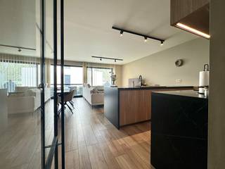 BENIEUWD? VRAAG EEN AFSPRAAK AAN VIA WWW. HILLEWAERE.BE EN KLIK OP DE RODE KNOP 'BEZOEK AANVRAGEN'.<br /><br />Van klasse gesproken! Dit nieuwbouw appartement is gelegen op het gelijkvloers in een mooi complex in de dorpskern van Tielen, nabij winkels en openbaar vervoer. Smaakvol en luxueus afgewerkt! <br /><br />Indeling:<br />Aan de achterzijde bevindt zich de woonkamer die uiterst licht is door de brede raampartij. Hier is voldoende ruimte om een zithoek te creëren en een eettafel te plaatsen. Van hieruit kan je naar het ruime en uiterst gezellige terras (18m²) in het groen. De open keuken met eiland is toch wel de blikvanger! Prachtig werkblad en voorzien van een inductievuur, vaatwasser, combi-oven en koelkast. De smaakvolle verlichting krijg je er als bonus bij. <br /><br />Via een zwart stalen glazen deur kom je tot de hal. Hier bevindt zich de badkamer. Deze is ingericht met een wastafel, inloopdouche en praktische ingemaakte kast. De wasplaats heeft voorziening voor wasmachine en droogkast. De leidingen zijn hier netjes weggewerkt achter een wand. Verder is er nog een apart toilet en 2 slaapkamers met elektrische rolluiken.<br /><br />De huur omvat tevens een ondergrondse parkeerplaats (10) met aansluitend een zeer ruime private kelderberging (8).<br /><br />Bijzonderheden:<br />- Duurzame materialen<br />- Verlichting aanwezig<br />- Zonnepanelen<br />- Vloerverwarming over gans het appartement<br />- Vliegenramen<br />- Lift aanwezig<br />- Servicekosten: 75 €/maand<br />- Beschikbaar vanaf 1 mei