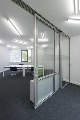 Ingericht, gemeubeld kantoor te huur van ca. 34,57m² op centrale ligging in bedrijvencentrum 3koningen te Torhout.Er is veel lichtinval, alle voorzieningen zoals netwerk, airco, .. zijn aanwezig.Het privatieve kantoor maakt deel uit van bedrijvencentrum '3koningen' waarin het onthaal, de inkomhal, vergaderzaal, keuken, gangen, netwerk, internet, printer, .... ten dienste staan van het volledige gebouw.Ruime parking voor en naast kantoorgebouw.De artistieke uitstraling van het gebouw wordt ook binnenin doorgetrokken door de aanwezigheid van kunst, glazen wanden, vernieuwende verlichting, ...Gelegen op minder dan 1 minuut van de verbindingsweg Roeselare-Brugge, en nabij op-en afrit E403 (Torhout).In de vermelde prijs zijn volgende zaken reeds inbegrepen: onroerende voorheffing, verzekering, gebruik gemeenschappelijke faciliteiten zoals netwerk, vergaderzaal, inkomhal, keuken, ...Aarzel zeker niet om contact op te nemen indien dit bedrijfsvastgoed bestaande uit een kantoor te huur nabij de E403 in Torhout u kan interesseren.